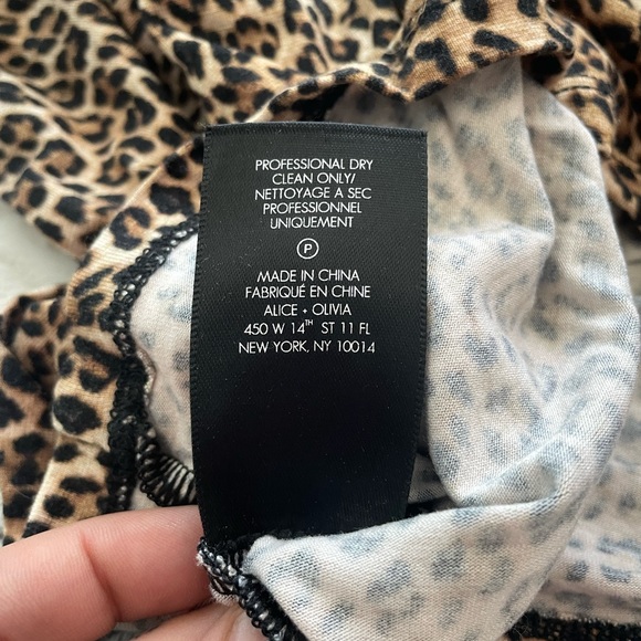 EUC Alice + Olivia Women’s Long Sleeve Mini Leopard Print Cropped Top Size XS - Picture 10 of 10